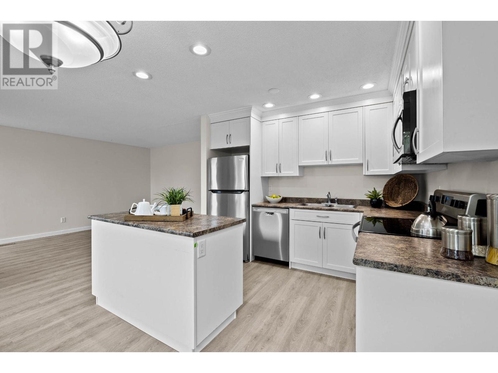 241 HOLLYBURN DRIVE, kamloops, British Columbia