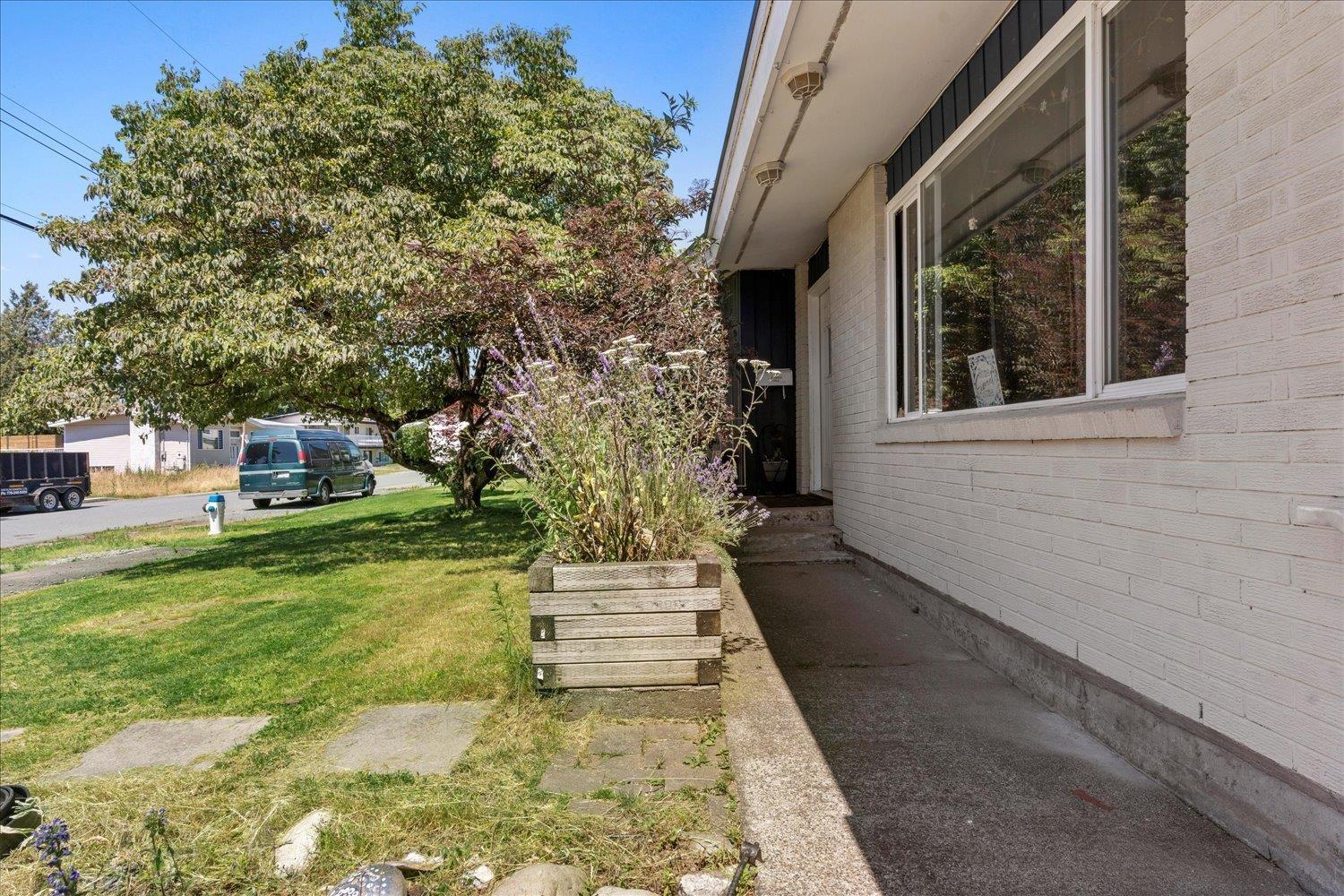 Property at 2086 SHERWOOD CRESCENT image 3