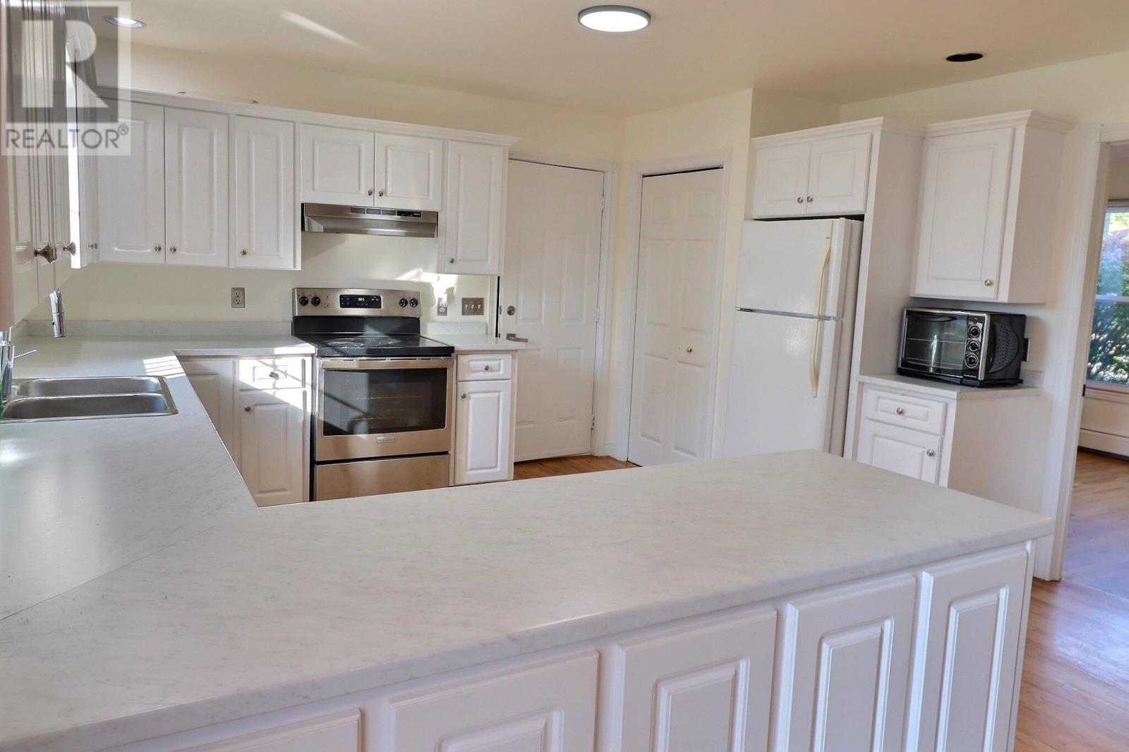 Property at 112 Hunters Creek Drive image 4