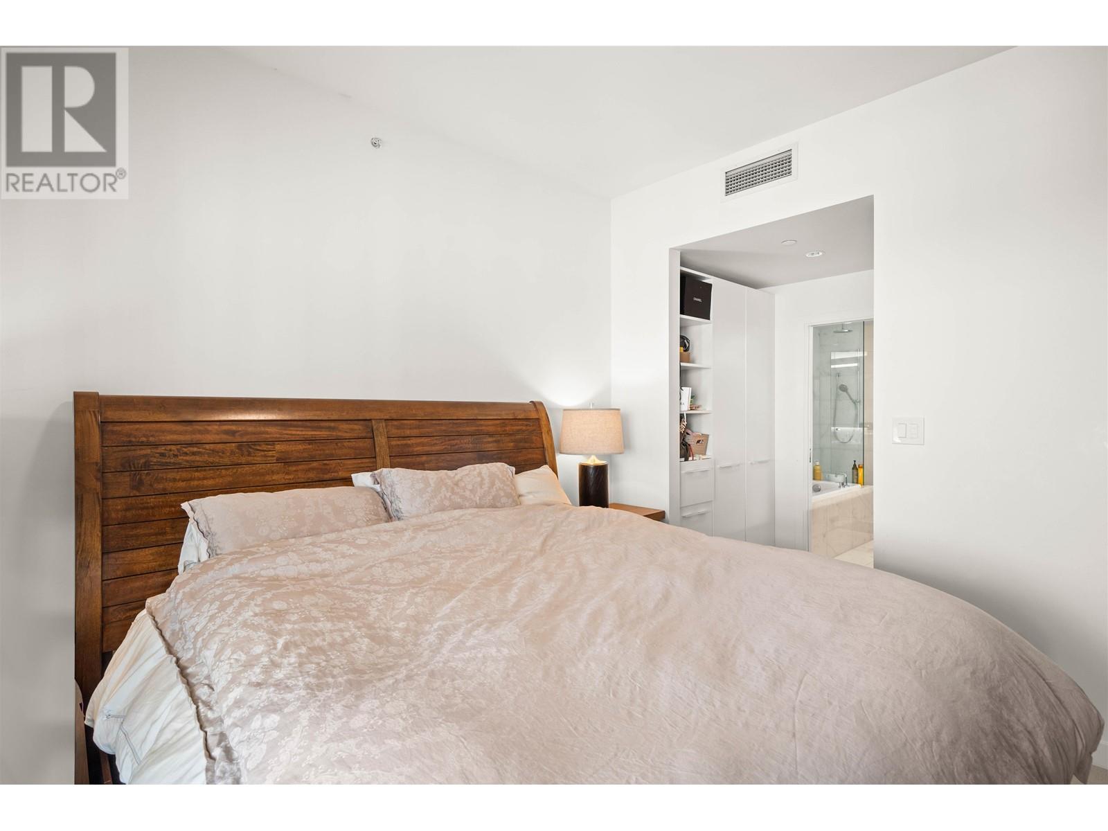 Listing Picture 13 of 29 : 909 6622 PEARSON WAY, Richmond / 烈治文 - 魯藝地產 Yvonne Lu Group - MLS Medallion Club Member
