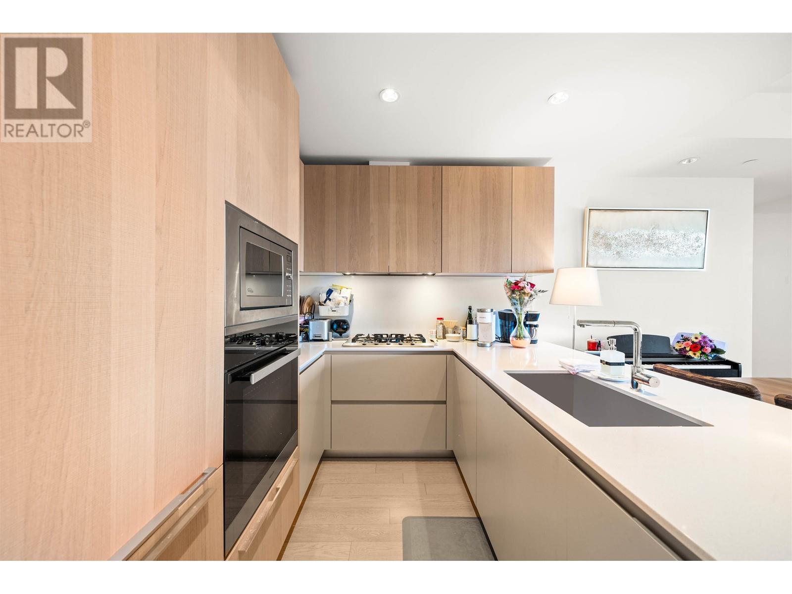 Listing Picture 4 of 29 : 909 6622 PEARSON WAY, Richmond / 烈治文 - 魯藝地產 Yvonne Lu Group - MLS Medallion Club Member