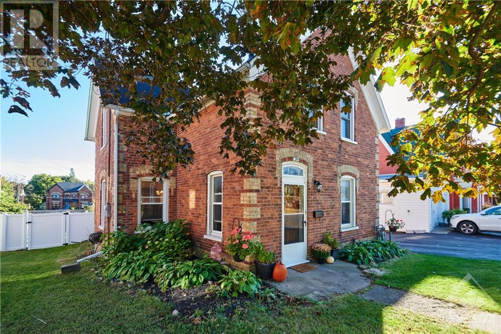 39 CHURCH STREET W Smiths Falls