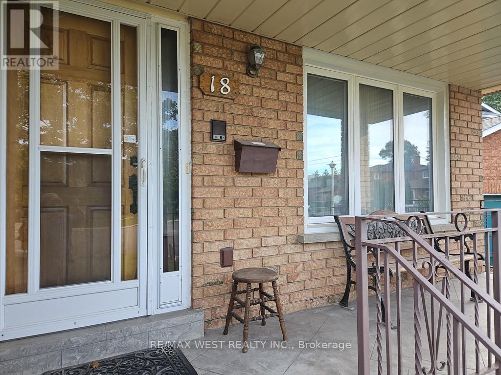 18 Goa Court, Toronto, Ontario  M8W 4Y2 - Photo 3 - W9373900