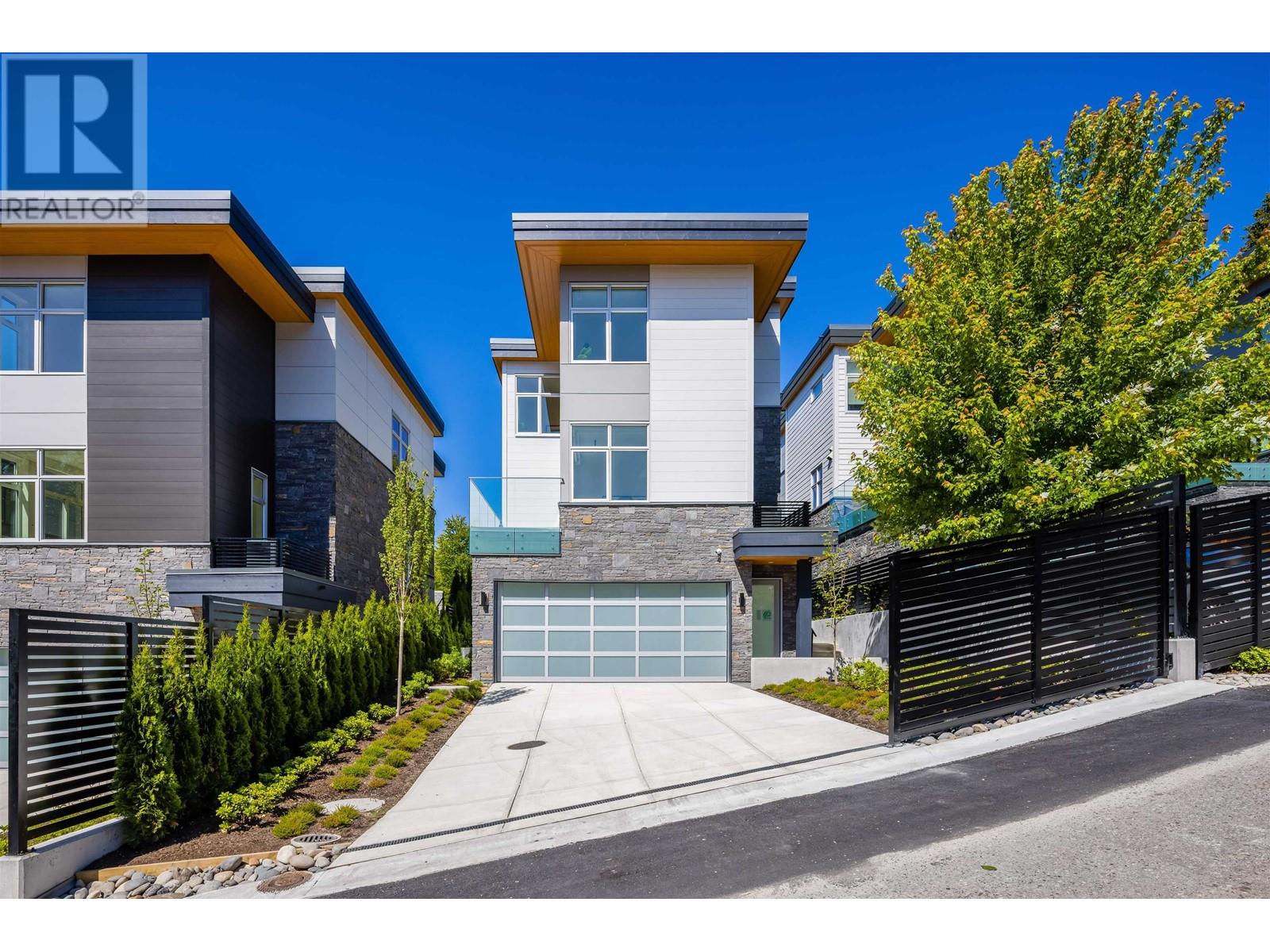 584 Arthur Erickson Place, West Vancouver, British Columbia  V7T 1J1 - Photo 2 - R2930979