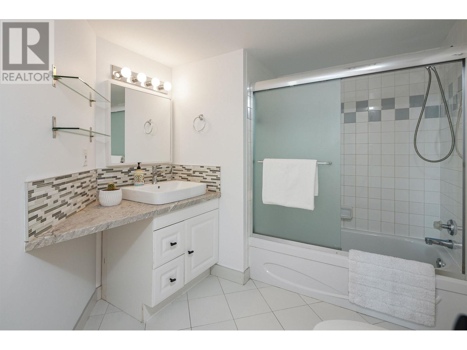 Listing Picture 12 of 26 : 1705 789 DRAKE STREET, Vancouver / 溫哥華 - 魯藝地產 Yvonne Lu Group - MLS Medallion Club Member