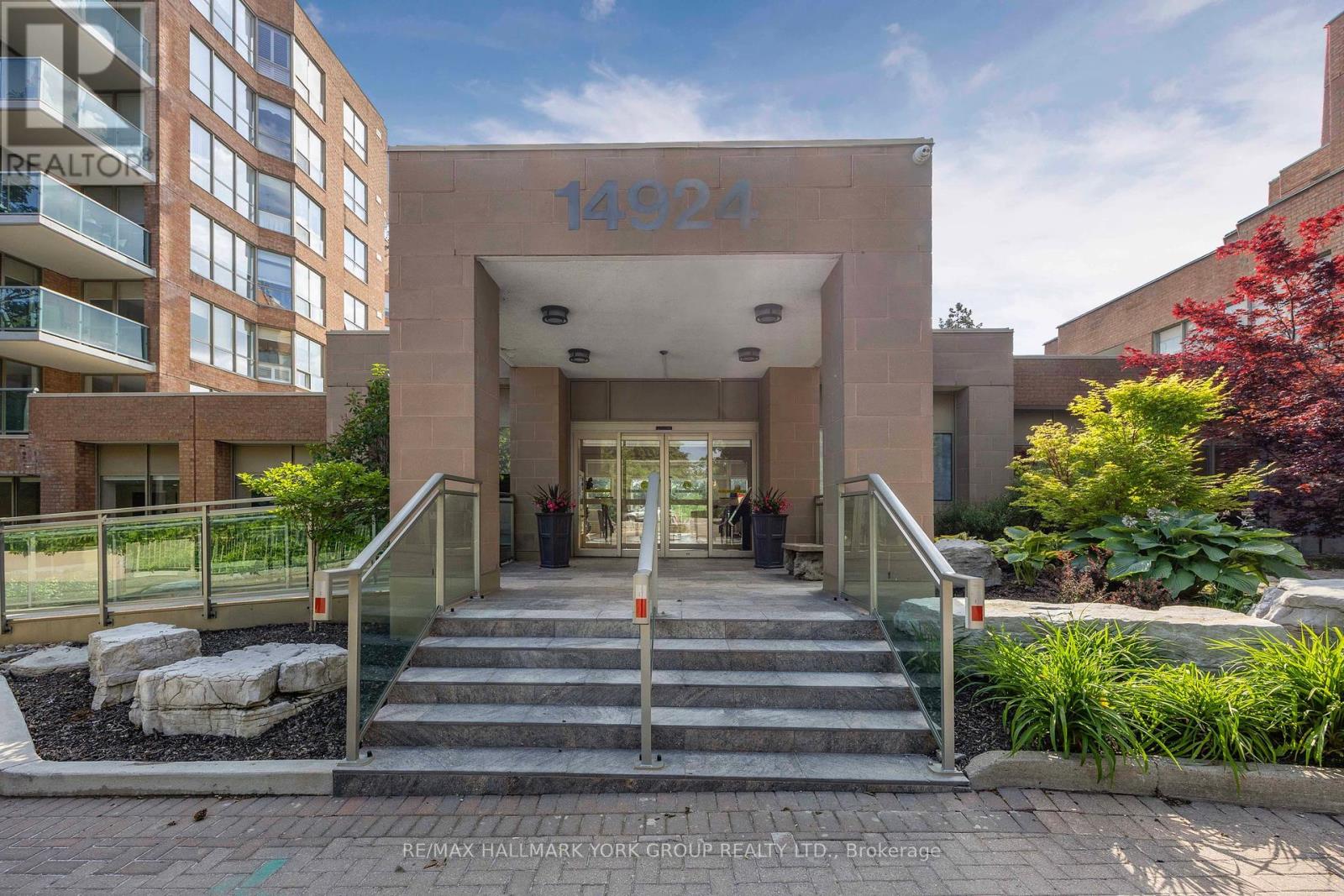 205 - 14924 YONGE STREET, Aurora, Ontario