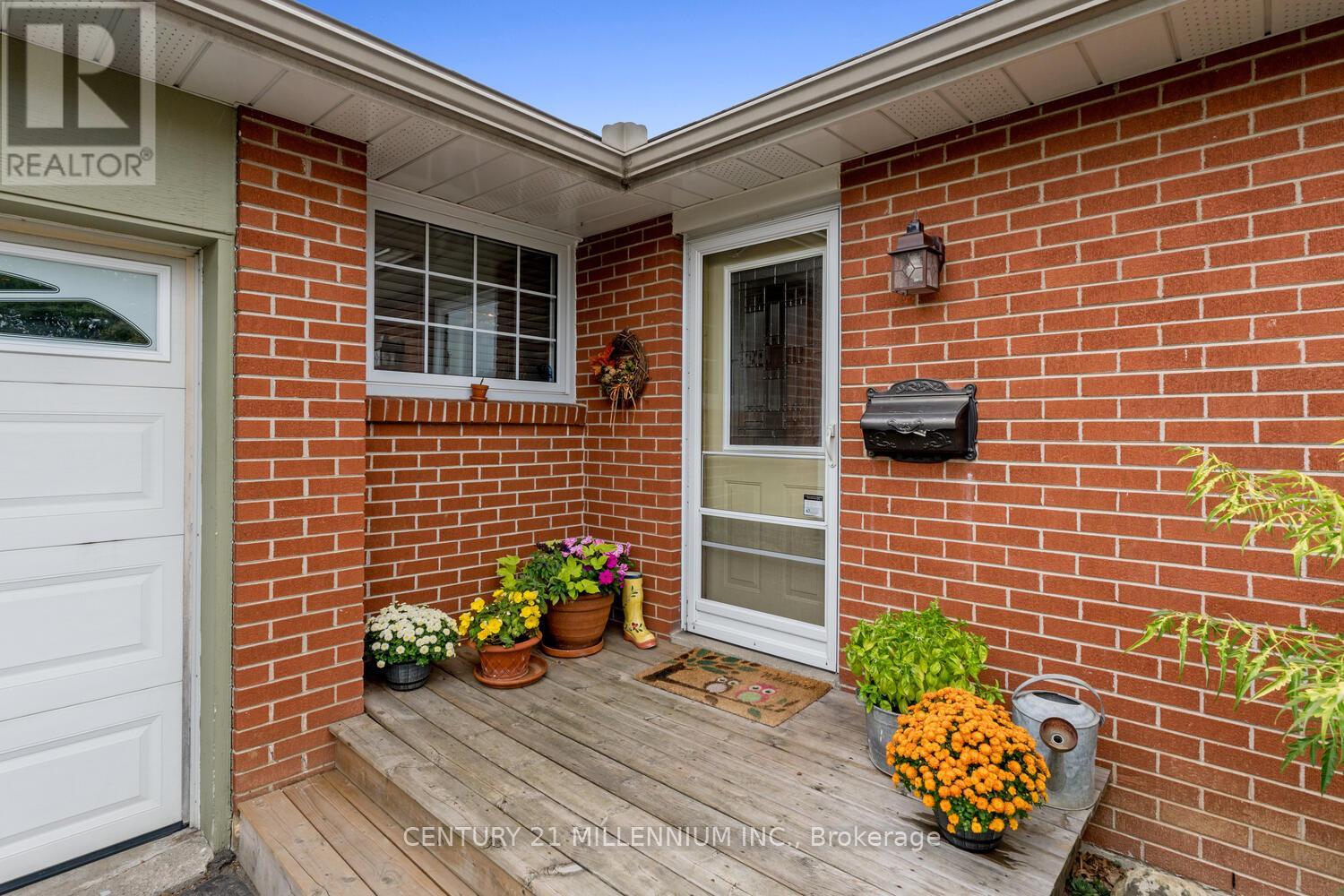 70 Dorchester Drive, Brampton, Ontario  L6T 3E4 - Photo 3 - W9377778