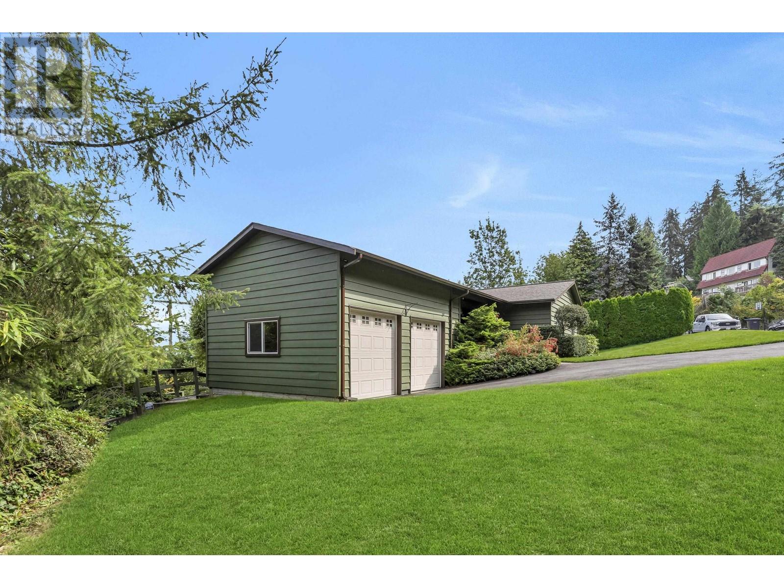 2 Noble Court, Port Moody, British Columbia  V3H 3Z5 - Photo 2 - R2931686