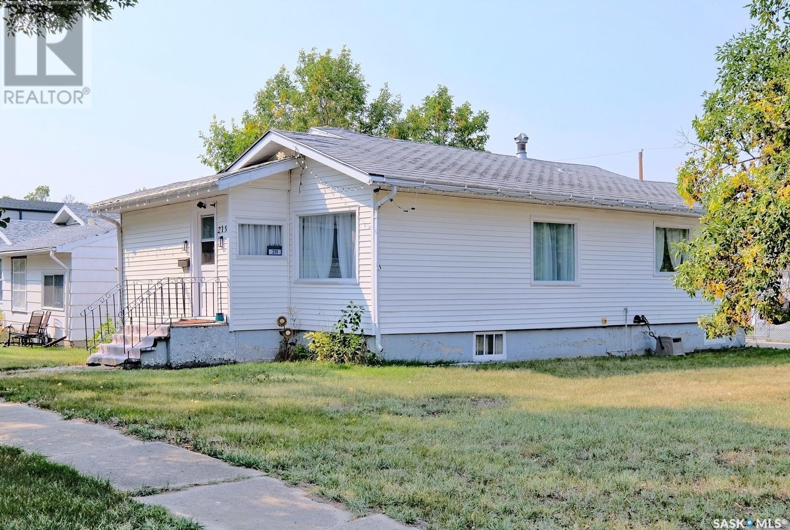 219 2nd Avenue E, Rosetown, Saskatchewan  S0L 2V0 - Photo 2 - SK985184