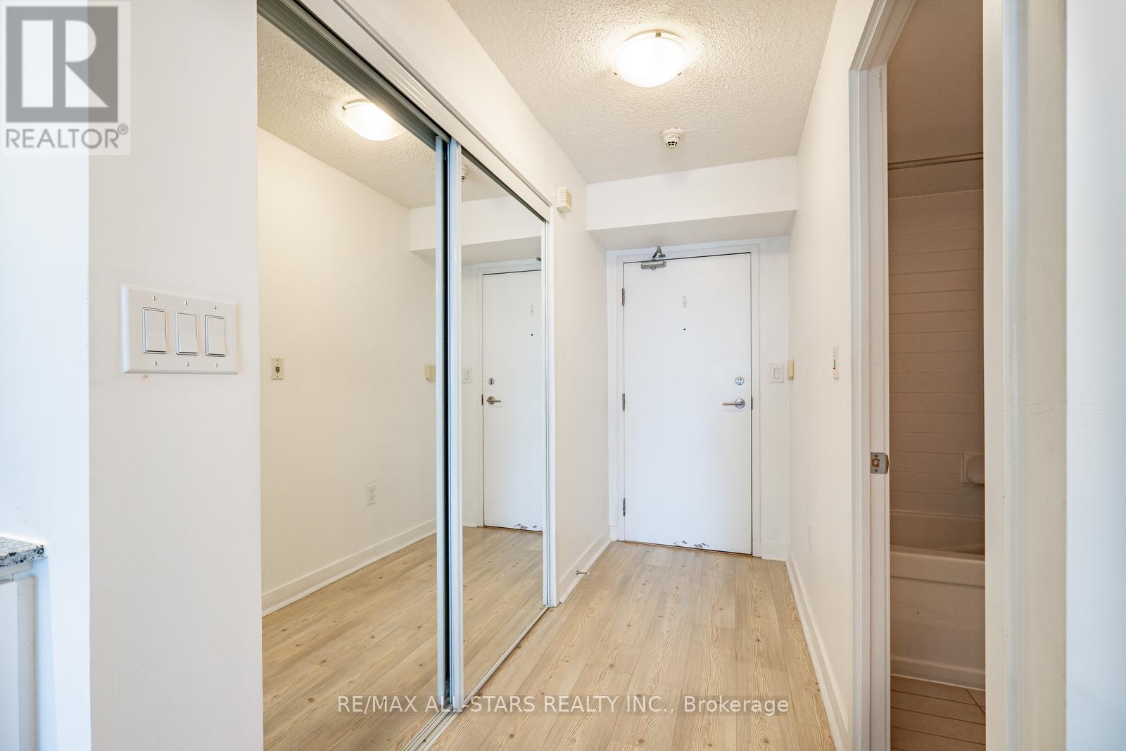 1001 - 25 Telegram Mews, Toronto, Ontario  M5V 3Z1 - Photo 2 - C9379189