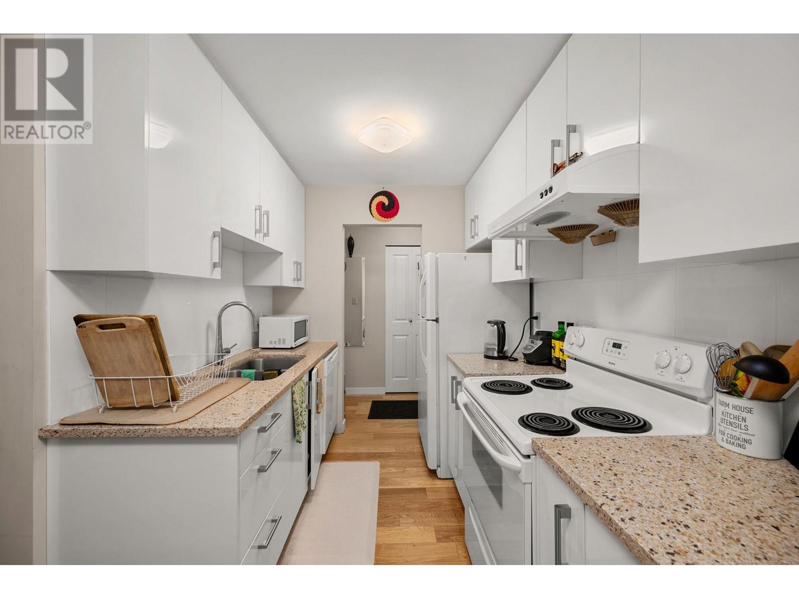 Listing Picture 17 of 28 : 301 8500 LANSDOWNE ROAD, Richmond / 烈治文 - 魯藝地產 Yvonne Lu Group - MLS Medallion Club Member