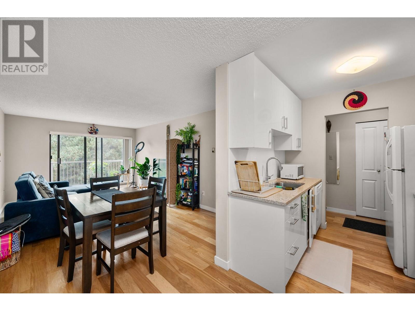 Listing Picture 6 of 28 : 301 8500 LANSDOWNE ROAD, Richmond / 烈治文 - 魯藝地產 Yvonne Lu Group - MLS Medallion Club Member