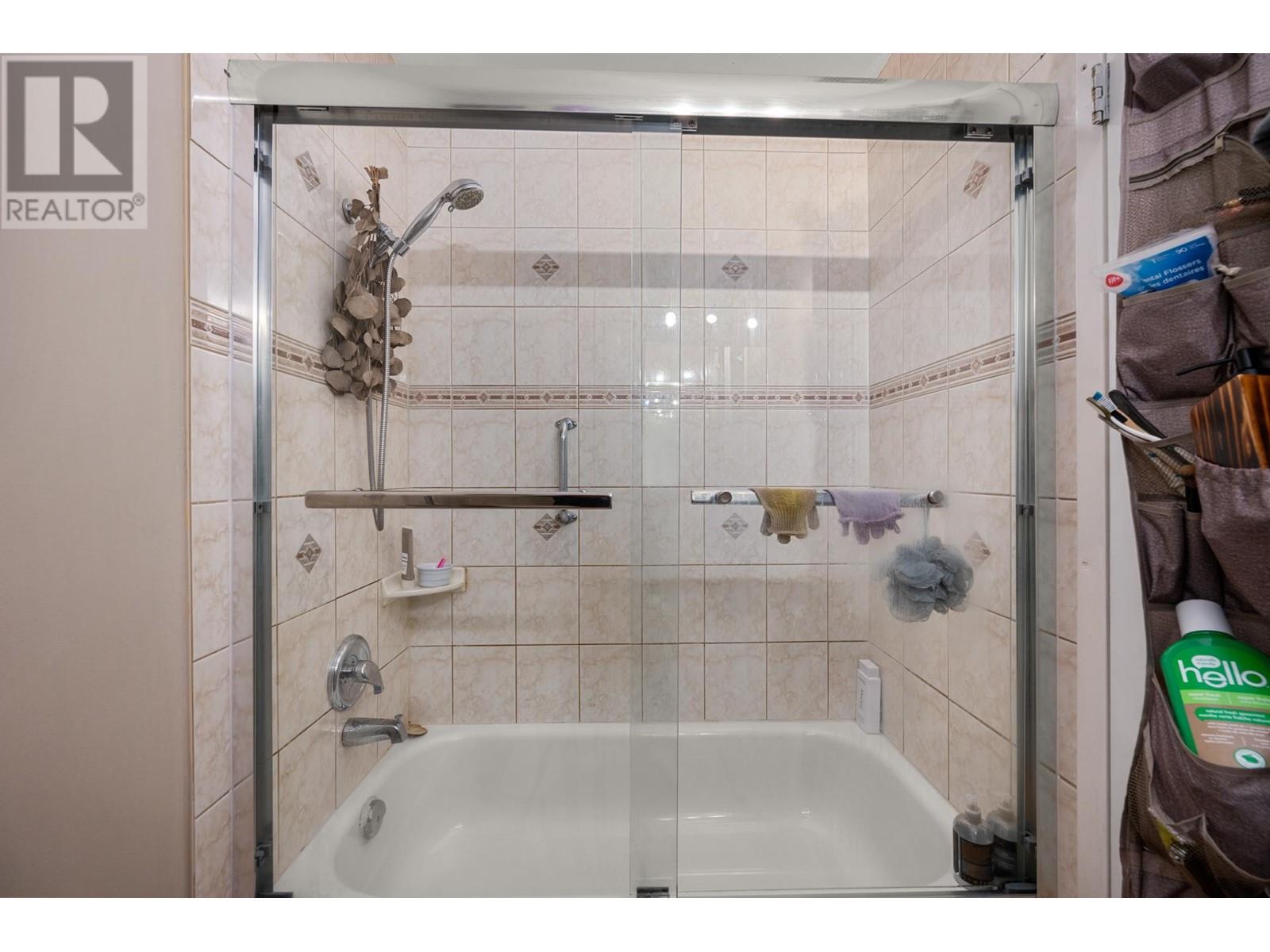 Listing Picture 22 of 28 : 301 8500 LANSDOWNE ROAD, Richmond / 烈治文 - 魯藝地產 Yvonne Lu Group - MLS Medallion Club Member