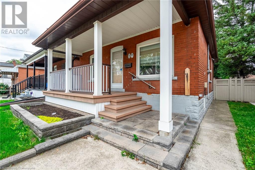 19 Graham Avenue N, Hamilton, Ontario L8H 4J6 - Photo 2 - 40657111