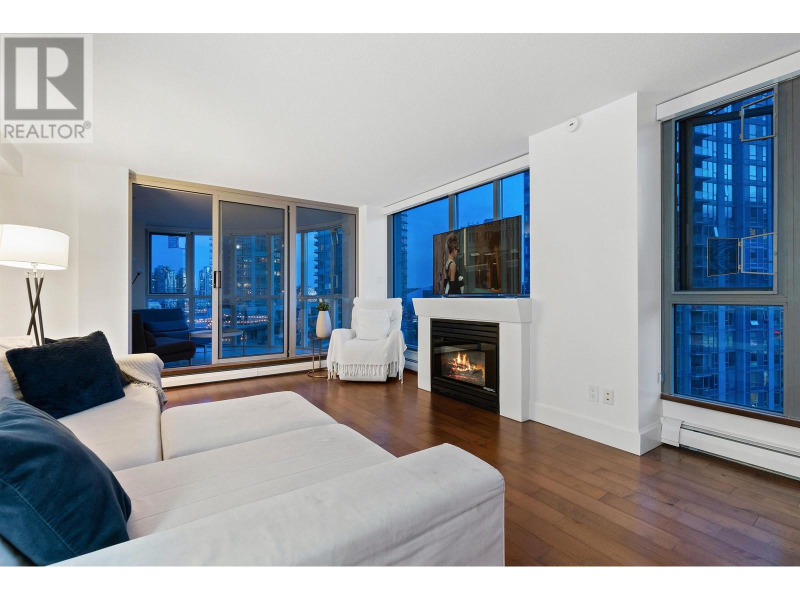 Listing Picture 2 of 31 : 904 183 KEEFER PLACE STREET, Vancouver / 溫哥華 - 魯藝地產 Yvonne Lu Group - MLS Medallion Club Member