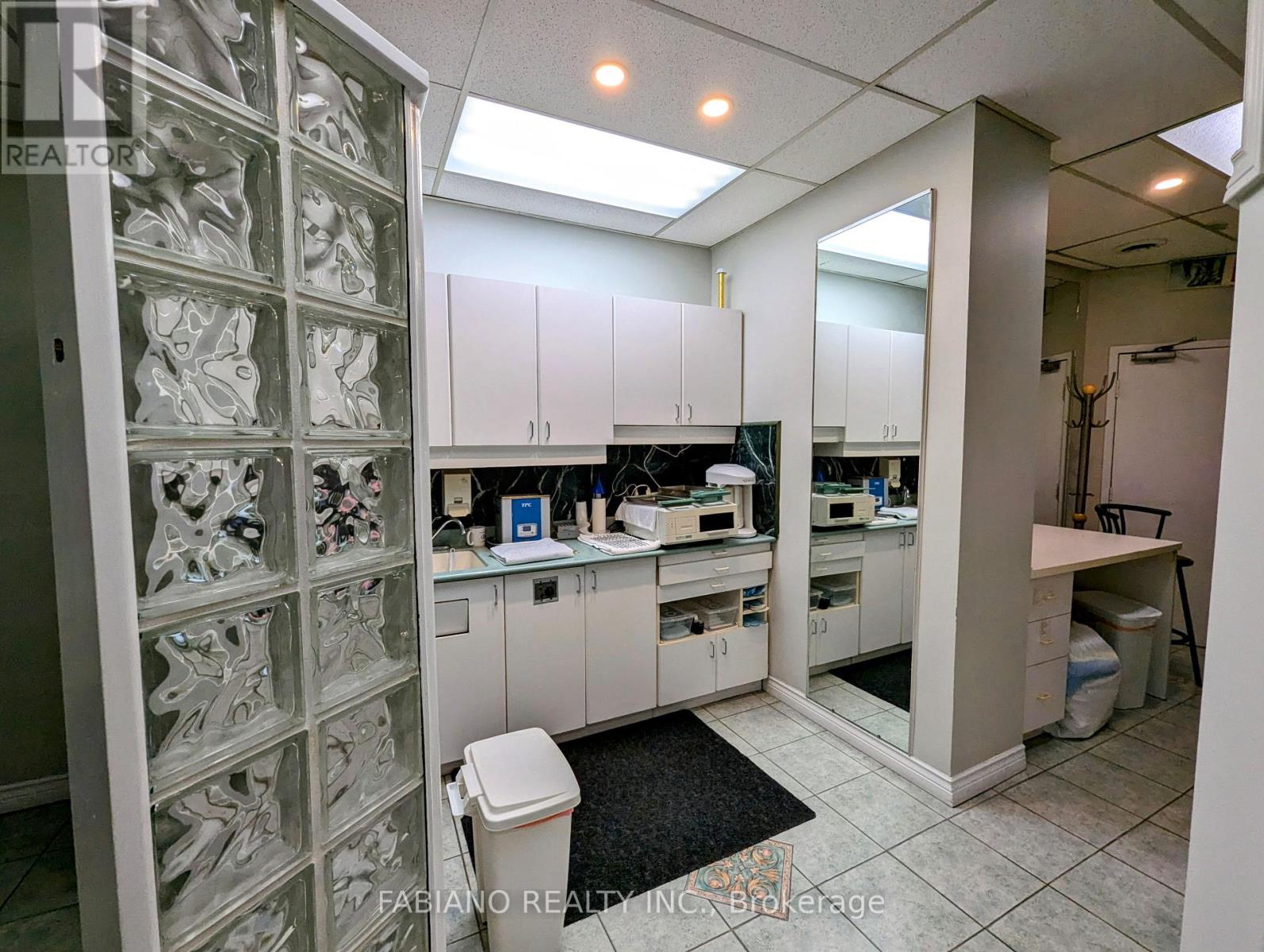 940 St Clair Avenue W, Toronto, Ontario  M6C 1C8 - Photo 18 - C9380329