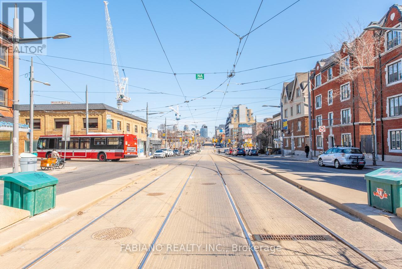 940 St Clair Avenue W, Toronto, Ontario  M6C 1C8 - Photo 31 - C9380329