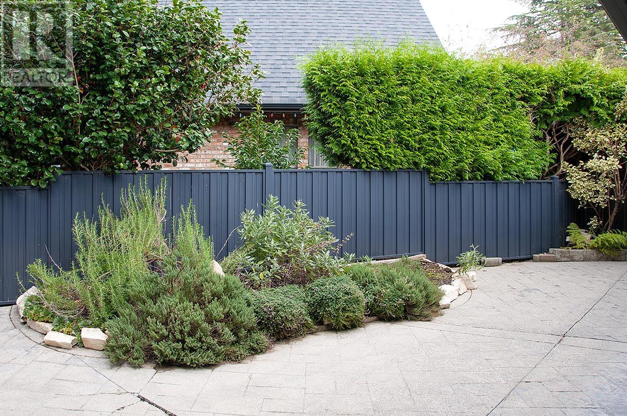 Listing Picture 23 of 25 : 9319 ROMANIUK DRIVE, Richmond / 烈治文 - 魯藝地產 Yvonne Lu Group - MLS Medallion Club Member