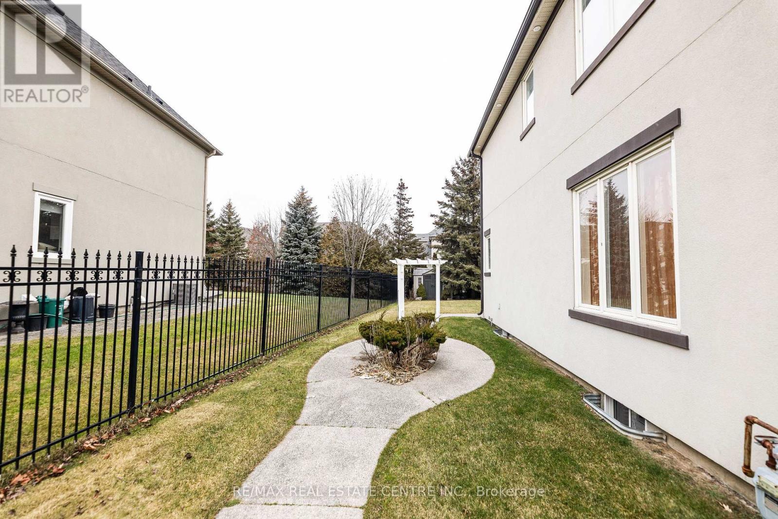 645 Cranleigh Court, Mississauga, Ontario  L5H 4M5 - Photo 39 - W9381034