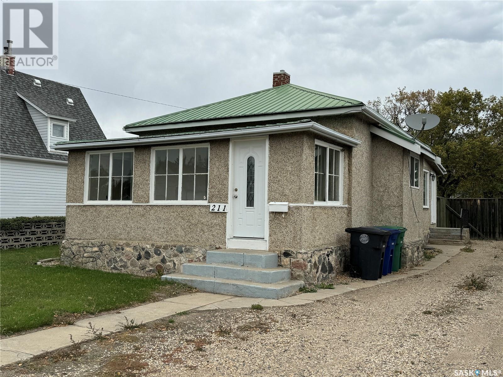 211 4th Avenue E, Biggar, Saskatchewan  S0K 0M0 - Photo 1 - SK984994