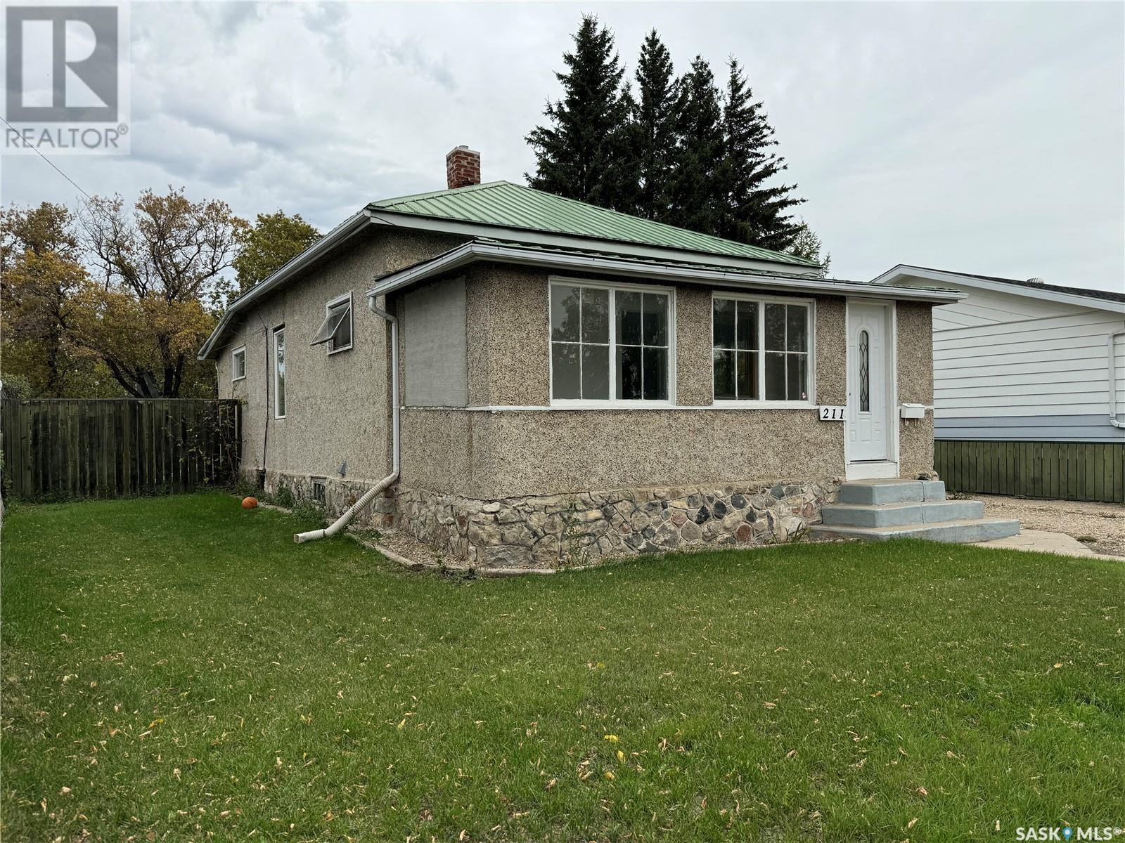 211 4th Avenue E, Biggar, Saskatchewan  S0K 0M0 - Photo 2 - SK984994