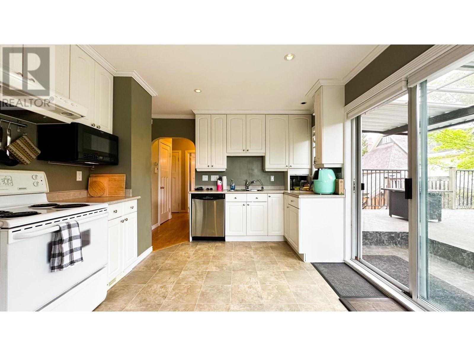 1116 Nanaimo Street, New Westminster, British Columbia  V3M 2E6 - Photo 2 - R2932456