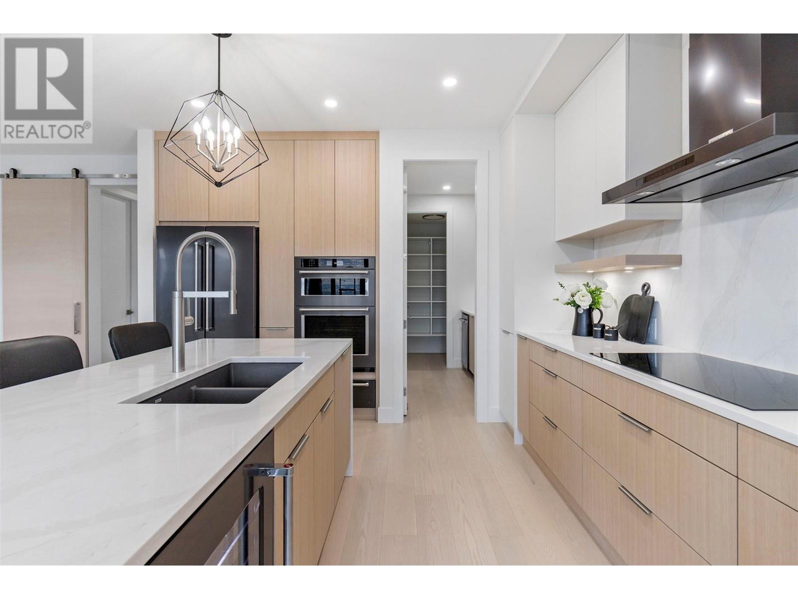 Property at 615 Kingswood Terrace image 5