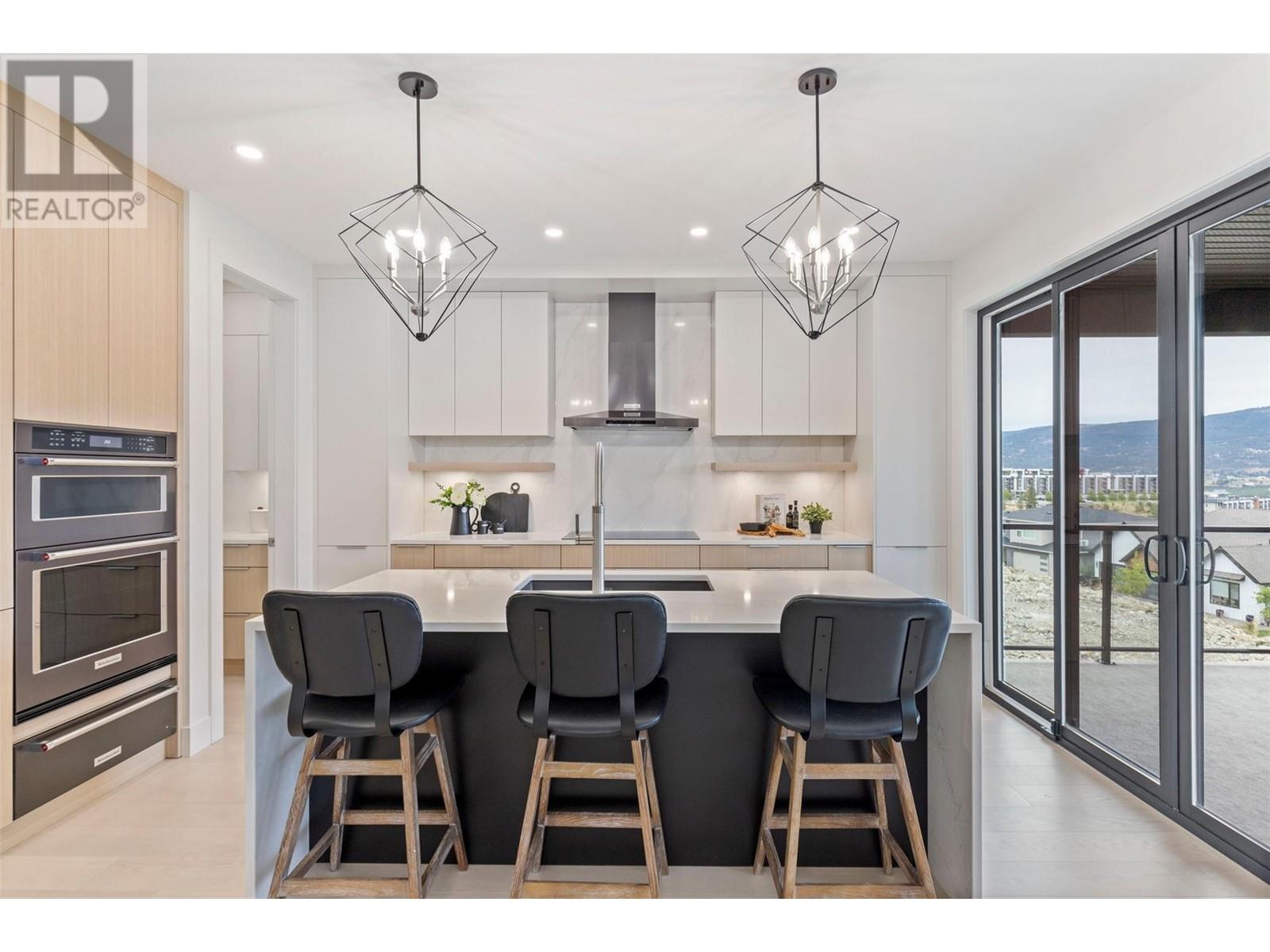 Property at 615 Kingswood Terrace image 3