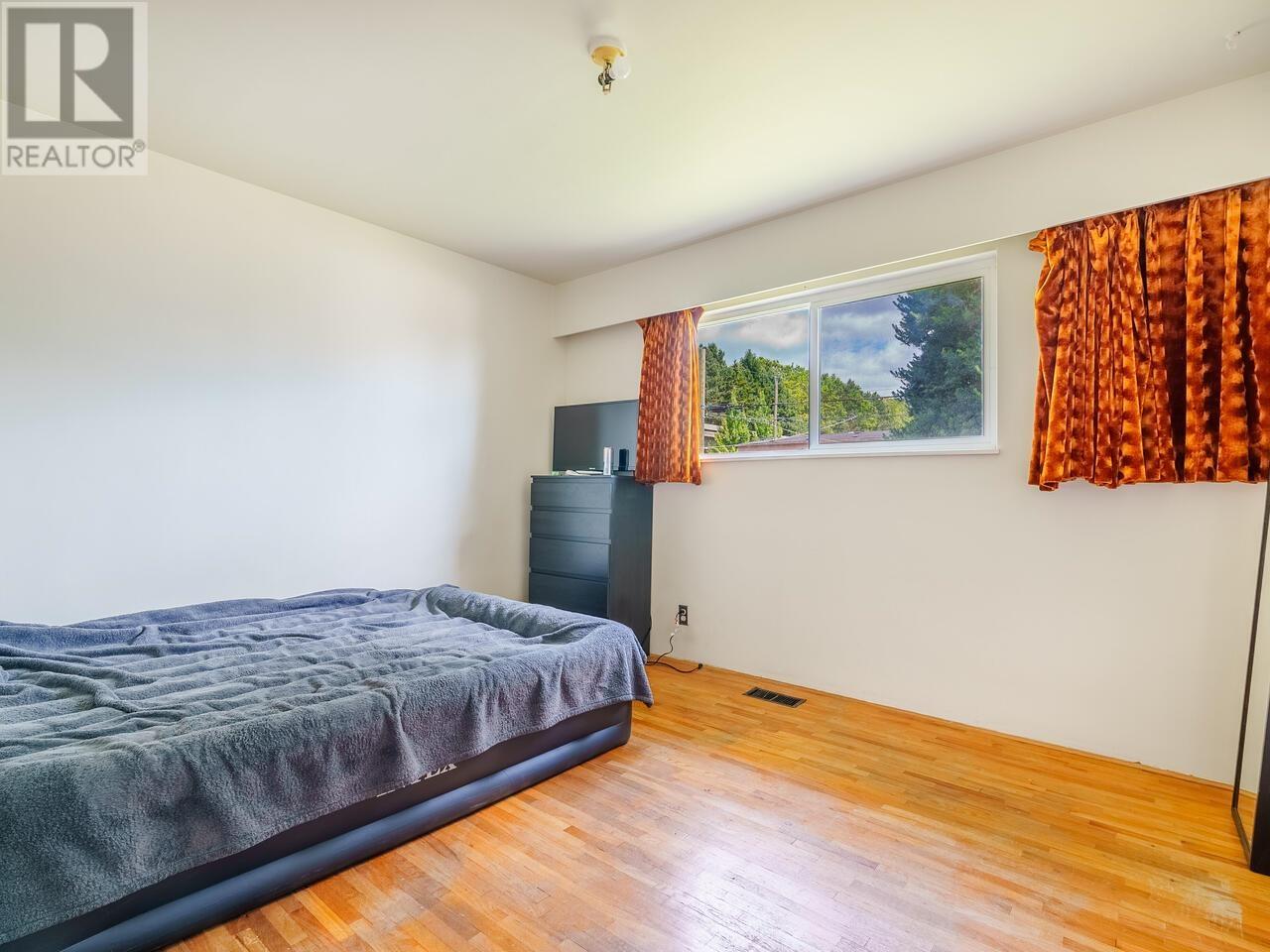 Property at 4863 RUPERT STREET image 5
