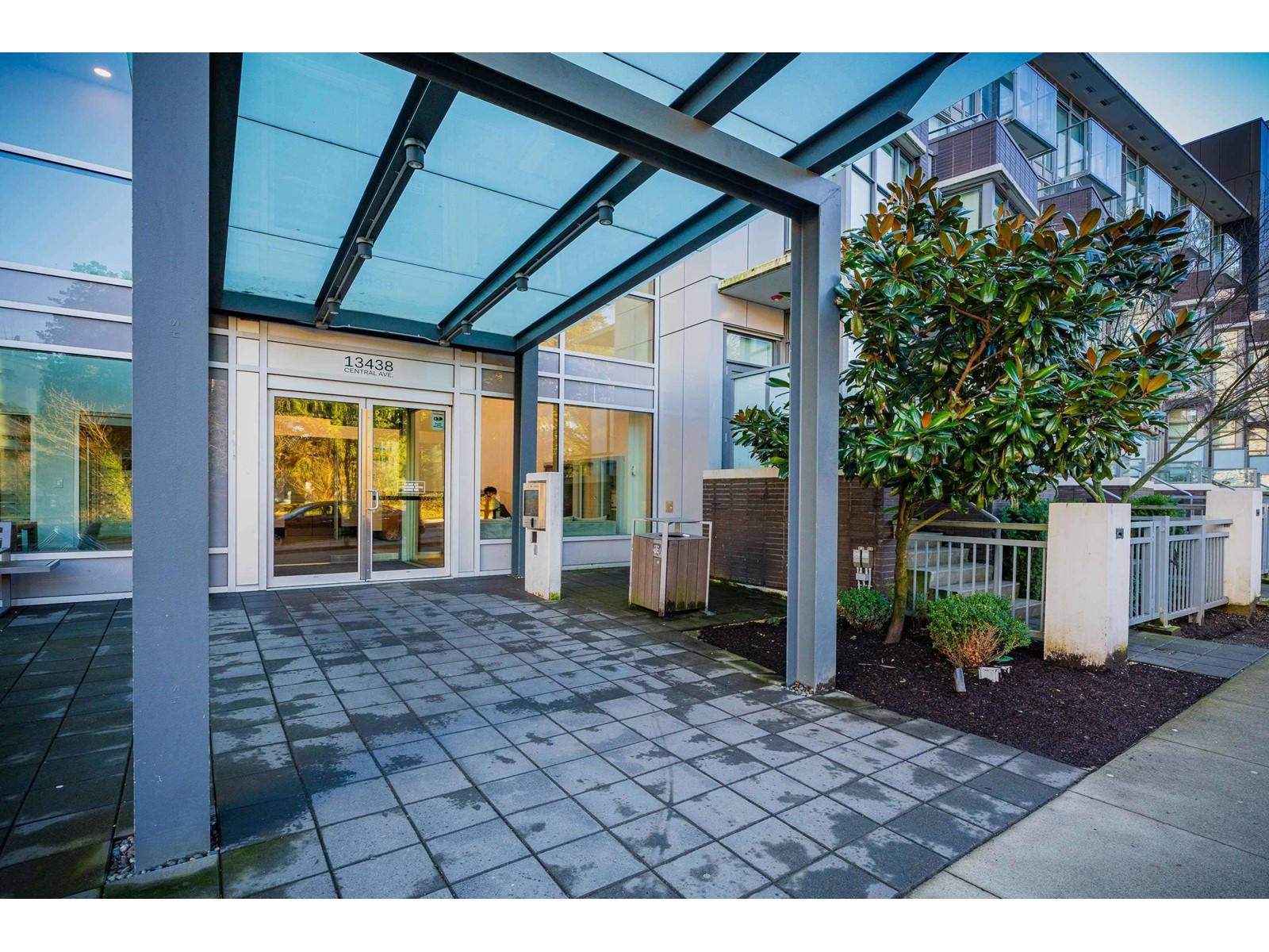 1208 13438 Central Avenue, Surrey, British Columbia  V3T 0N2 - Photo 2 - R2932638