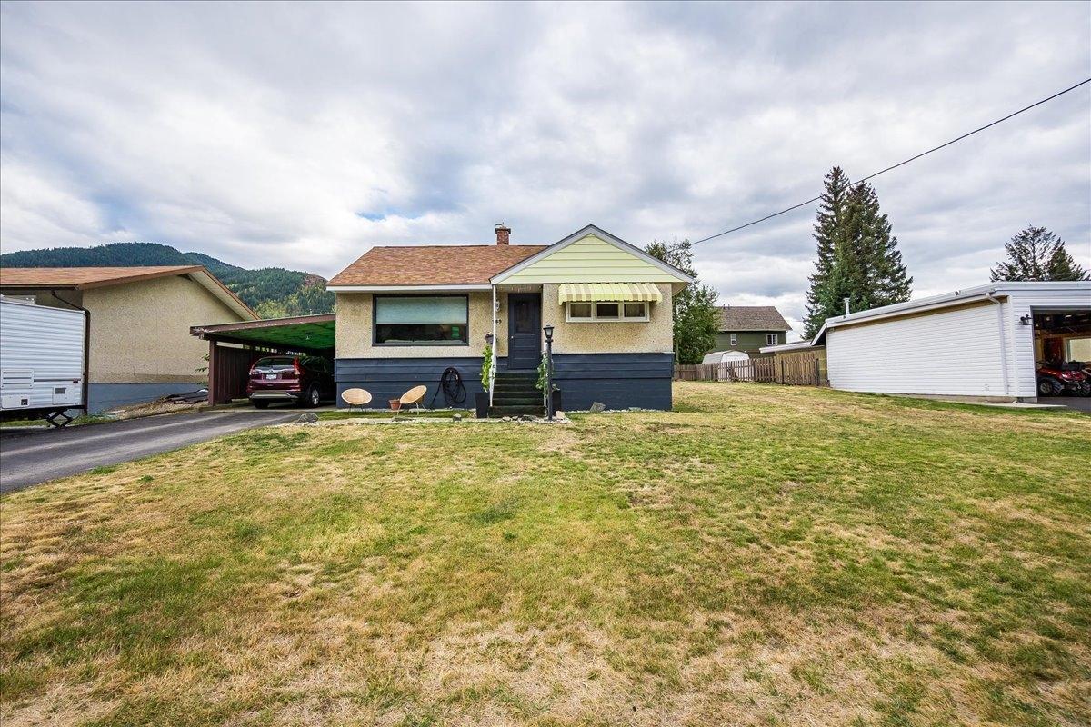 265 9th  Avenue, Montrose, British Columbia  V0G 1P0 - Photo 3 - 2479896