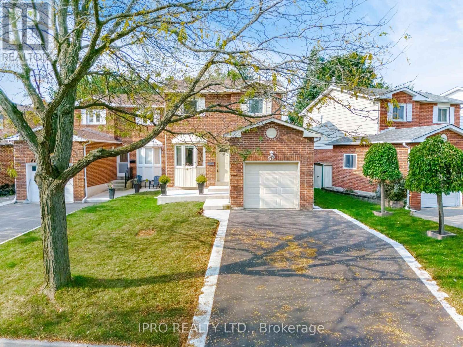 39 Lakecrest Trail, Brampton, Ontario  L6Z 1S3 - Photo 1 - W9380991