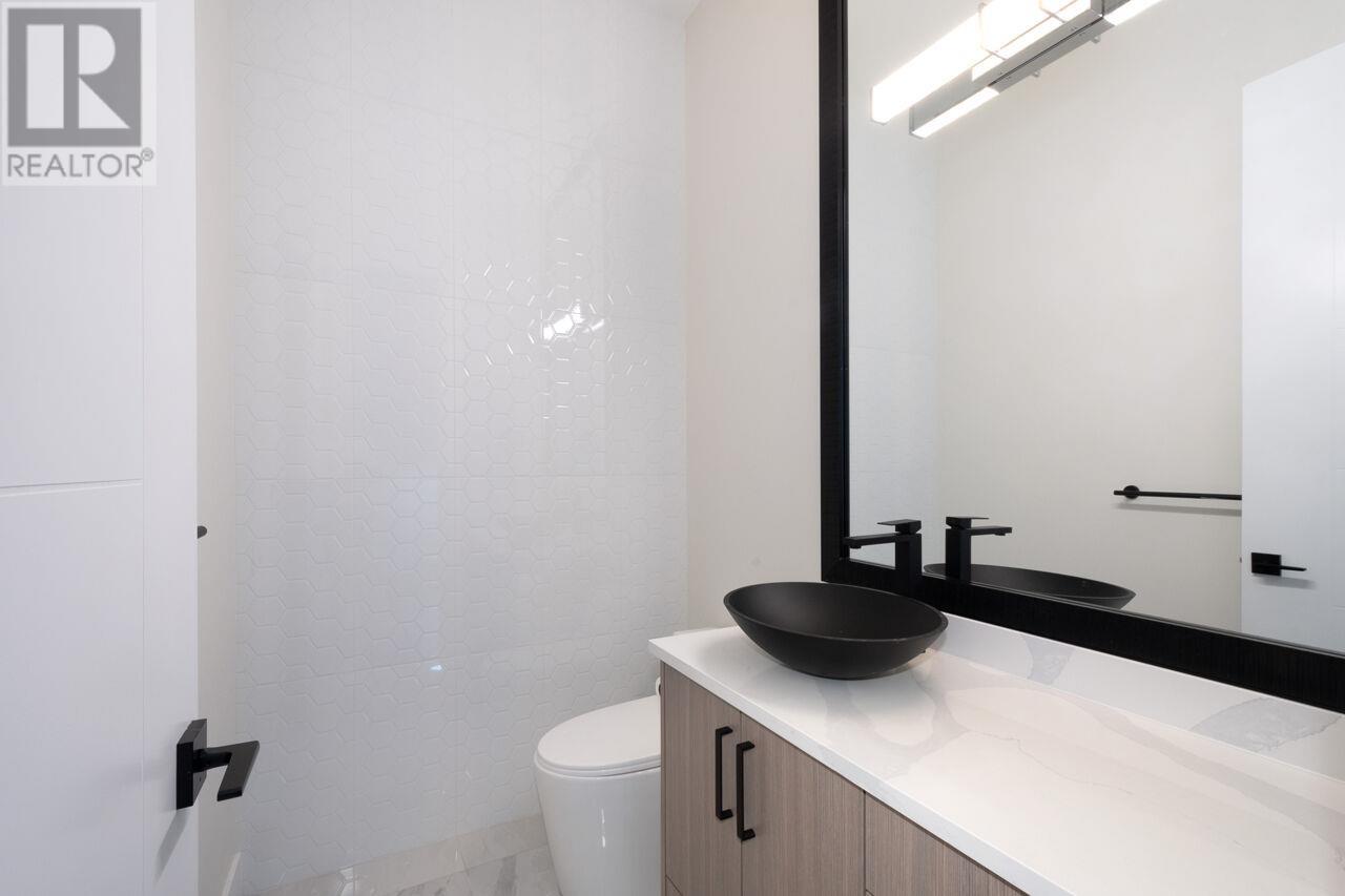 Listing Picture 32 of 40 : 8563 11TH AVENUE, Burnaby / 本拿比 - 魯藝地產 Yvonne Lu Group - MLS Medallion Club Member