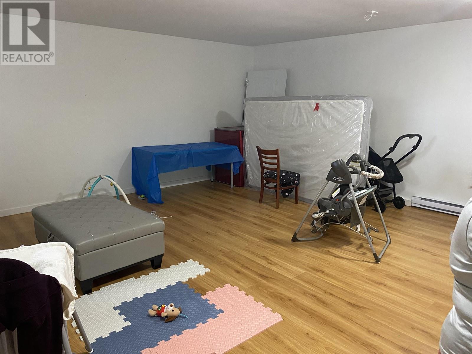 Listing Picture 15 of 25 : 4313 PENDER STREET, Burnaby / 本拿比 - 魯藝地產 Yvonne Lu Group - MLS Medallion Club Member