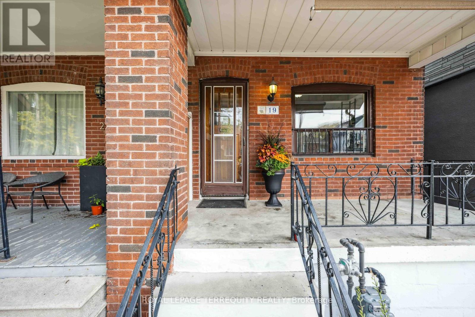 19 Curzon Street, Toronto, Ontario  M4M 3B3 - Photo 3 - E9382325