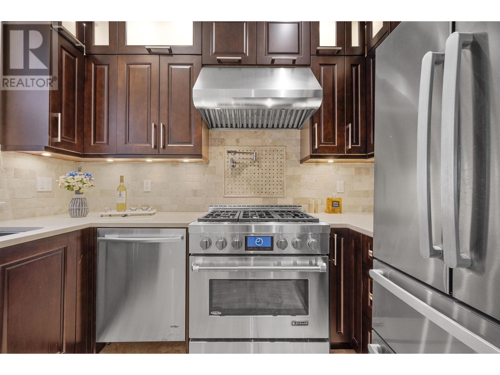 Listing Picture 12 of 25 : 6118 GORDON AVENUE, Burnaby / 本拿比 - 魯藝地產 Yvonne Lu Group - MLS Medallion Club Member