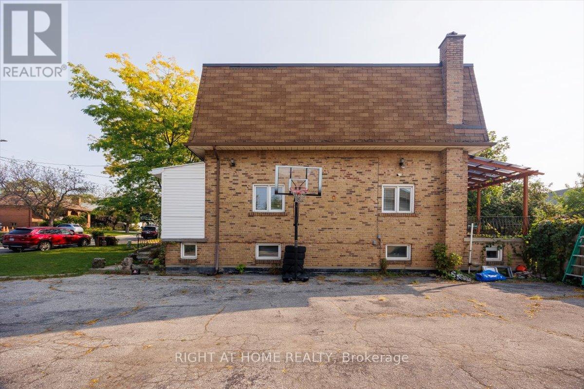 153 Downsview Avenue, Toronto, Ontario  M3M 1E6 - Photo 2 - W9381942