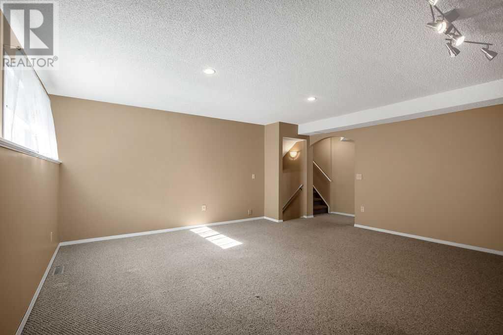 132 Beaconsfield Way Nw, Calgary, Alberta  T3K 1X1 - Photo 20 - A2170563