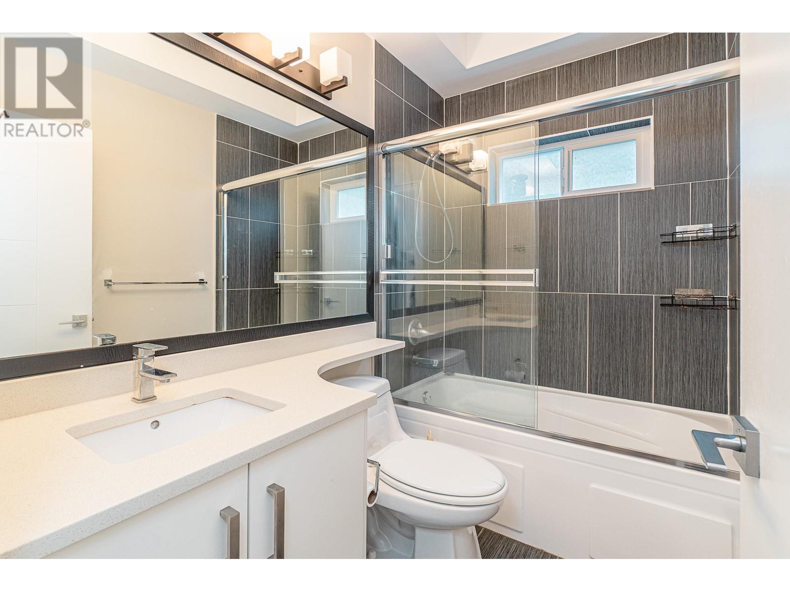 Listing Picture 11 of 26 : 5328 CHESHAM AVENUE, Burnaby / 本拿比 - 魯藝地產 Yvonne Lu Group - MLS Medallion Club Member