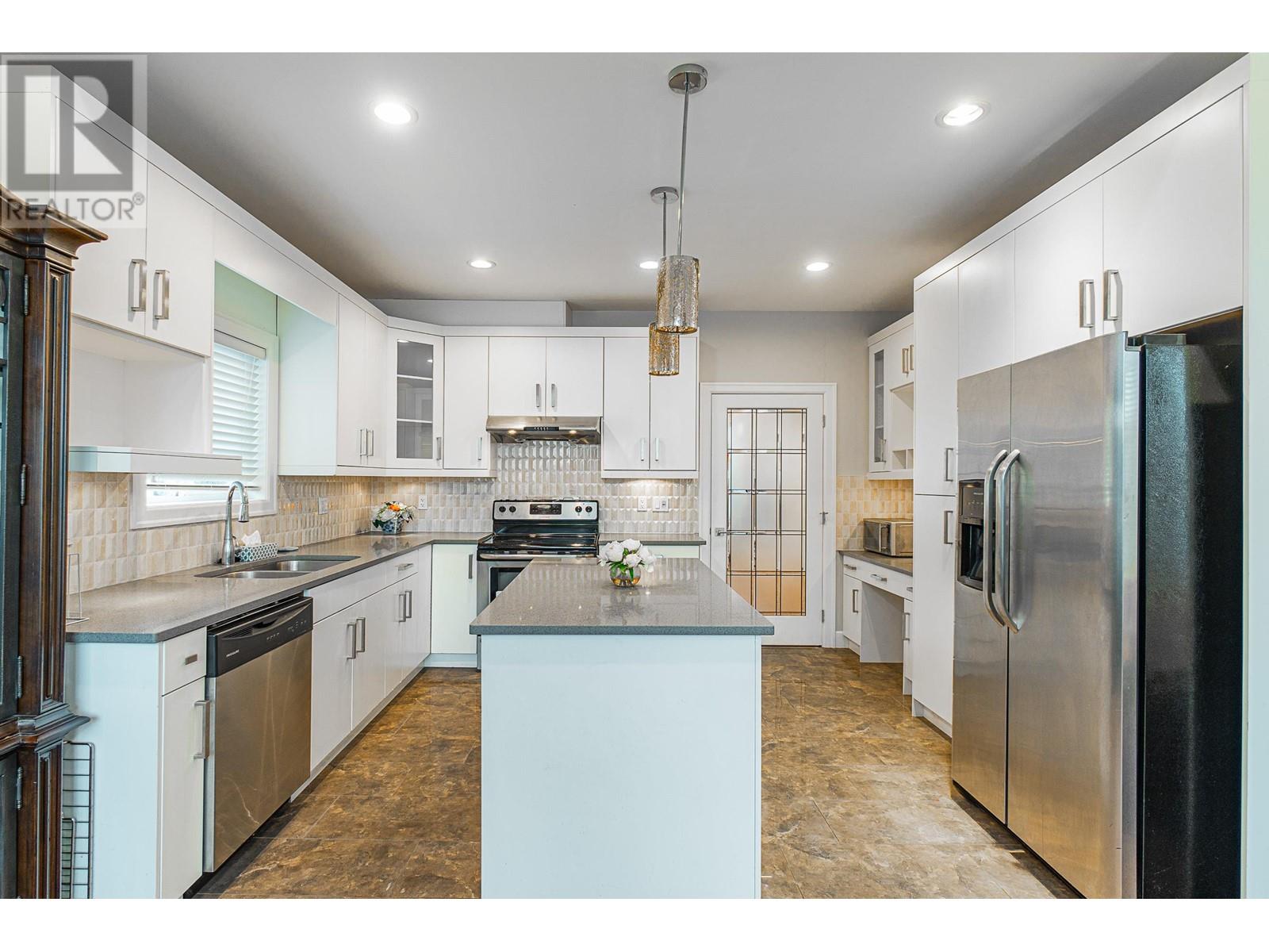 Listing Picture 7 of 26 : 5328 CHESHAM AVENUE, Burnaby / 本拿比 - 魯藝地產 Yvonne Lu Group - MLS Medallion Club Member