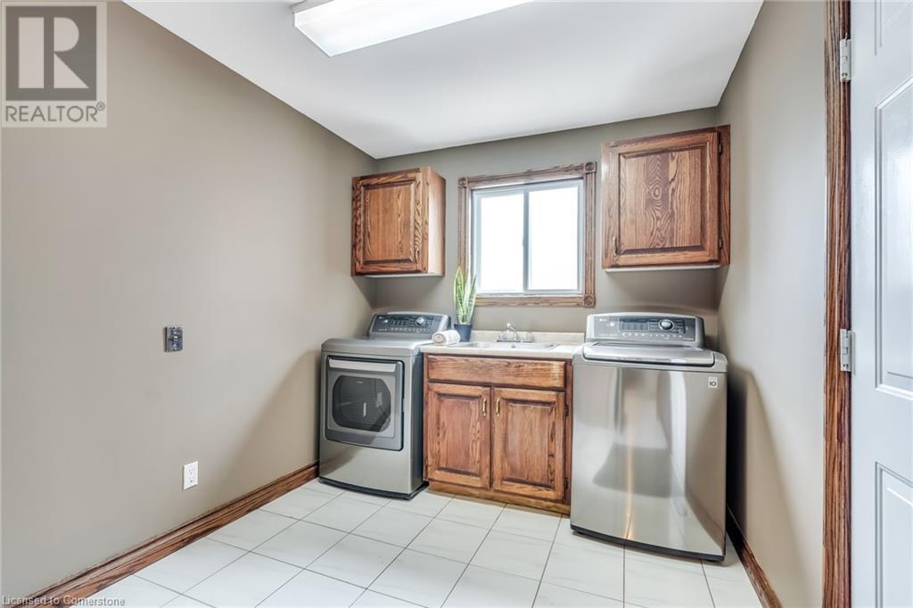 7689 Mount Carmel BoulevardNiagara Falls, Ontario  L2H 2Y3 - Photo 8 - 40657147