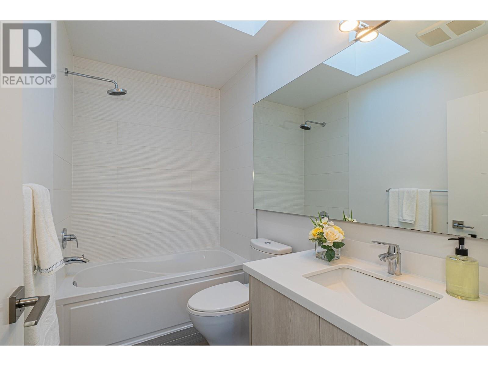 Listing Picture 19 of 27 : 3908 W 17TH AVENUE, Vancouver / 溫哥華 - 魯藝地產 Yvonne Lu Group - MLS Medallion Club Member