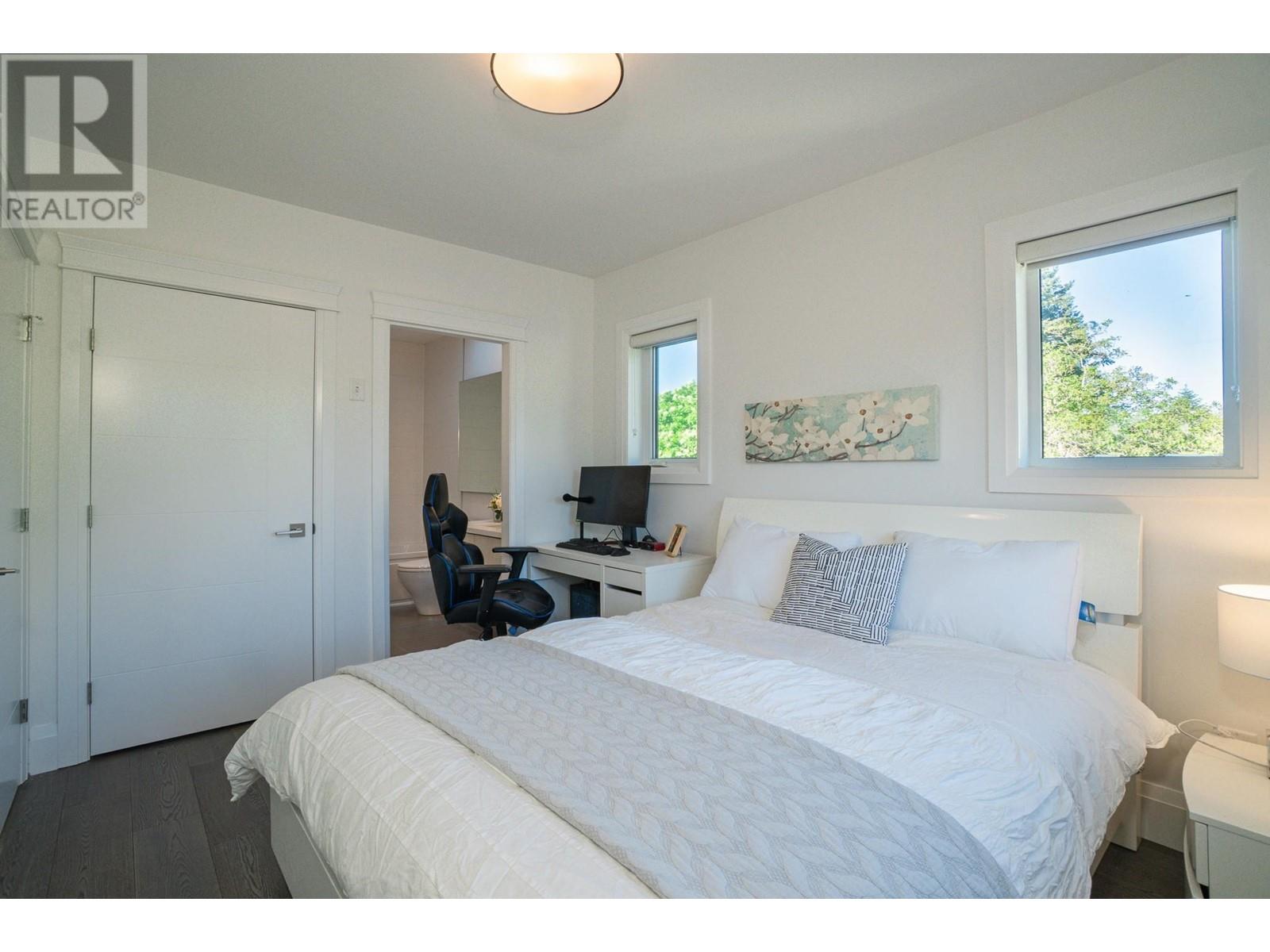 Listing Picture 18 of 27 : 3908 W 17TH AVENUE, Vancouver / 溫哥華 - 魯藝地產 Yvonne Lu Group - MLS Medallion Club Member