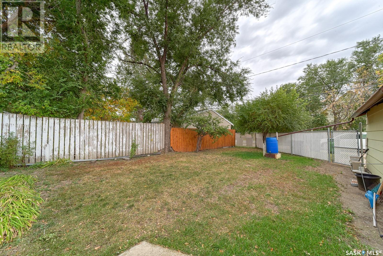 627 Hochelaga Street W, Moose Jaw, Saskatchewan  S6H 2H3 - Photo 2 - SK985487