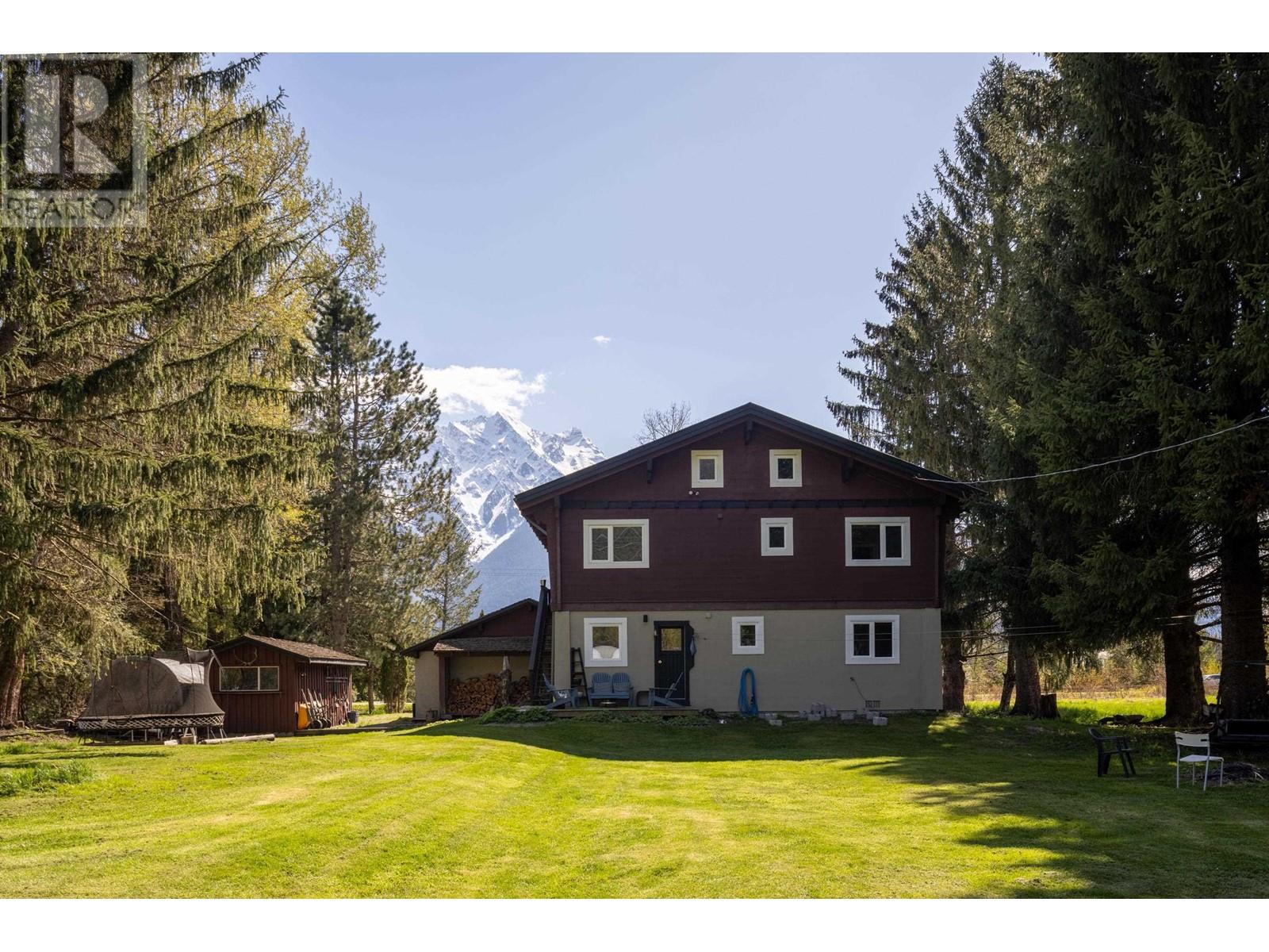 1553 Fraser Road, Pemberton, British Columbia  V0N 2L0 - Photo 2 - R2931755