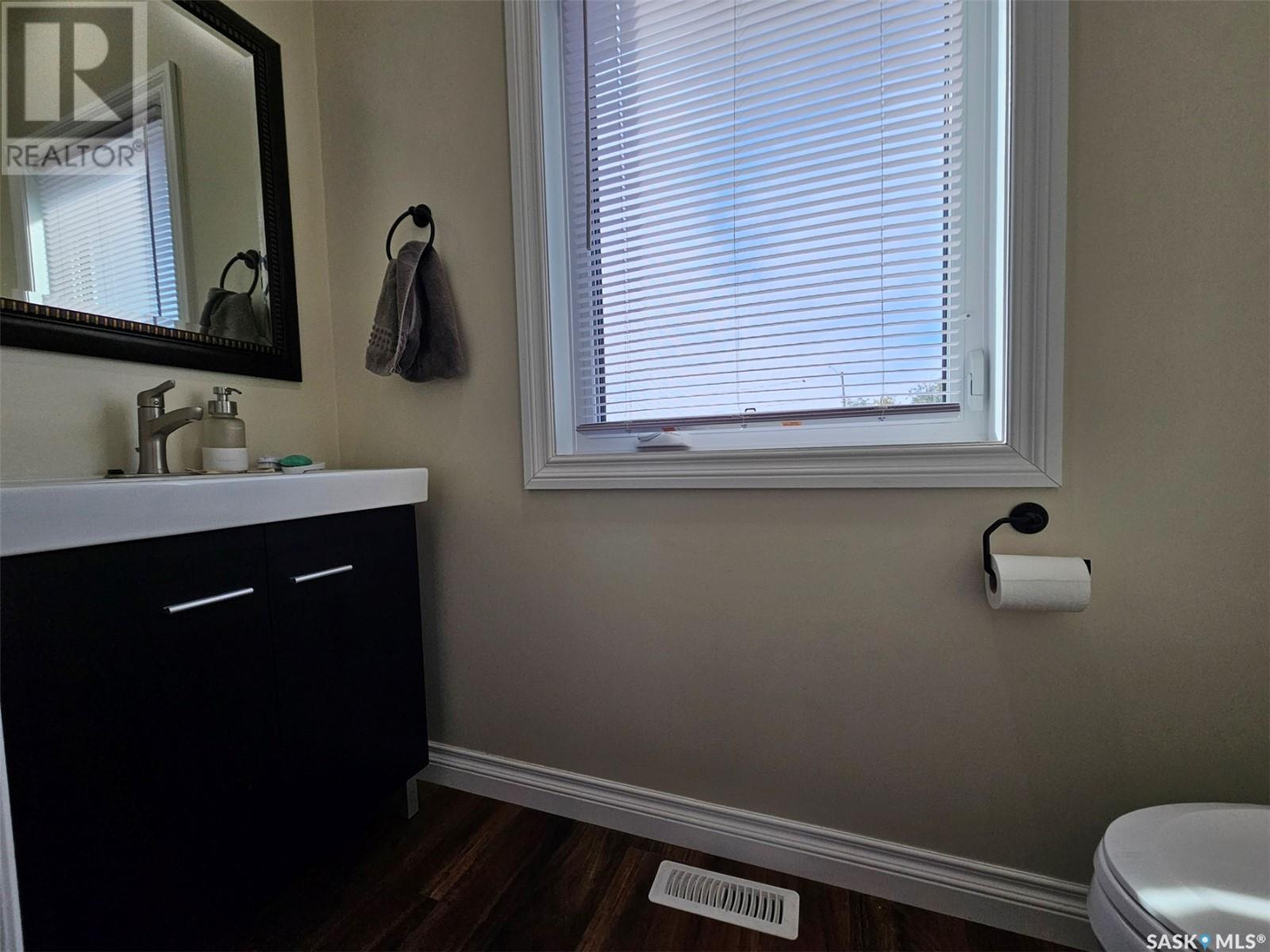 208 2nd Street E, Frontier, Saskatchewan  S0N 0W0 - Photo 6 - SK985420