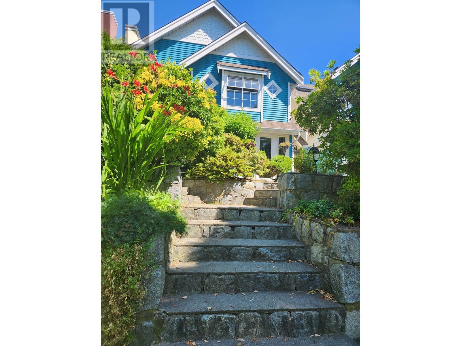 Listing Picture 29 of 36 : 2057 E 5TH AVENUE, Vancouver / 溫哥華 - 魯藝地產 Yvonne Lu Group - MLS Medallion Club Member