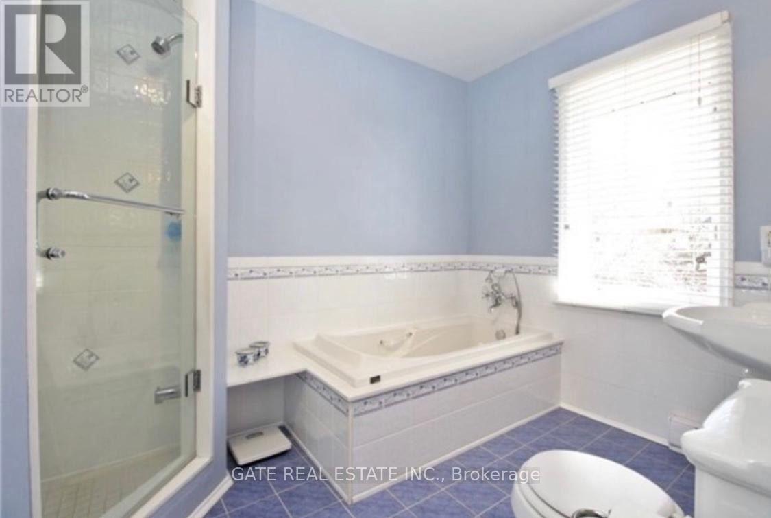 16 Glenelia Avenue, Toronto (Newtonbrook East), Ontario  M2M 2K7 - Photo 7 - C9387691