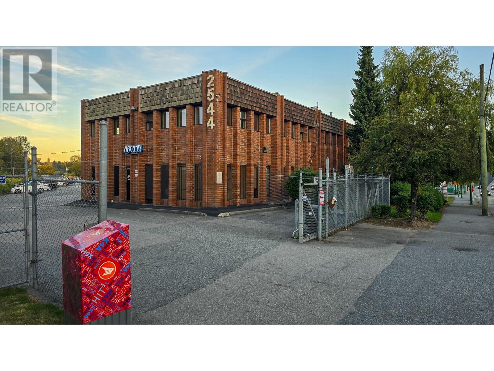 Listing Picture 14 of 14 : 105 2544 DOUGLAS ROAD, Burnaby / 本拿比 - 魯藝地產 Yvonne Lu Group - MLS Medallion Club Member