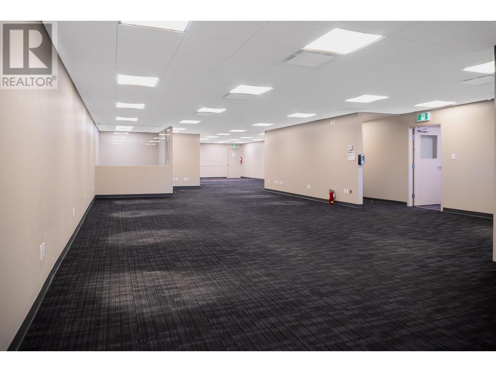 Listing Picture 4 of 14 : 105 2544 DOUGLAS ROAD, Burnaby / 本拿比 - 魯藝地產 Yvonne Lu Group - MLS Medallion Club Member